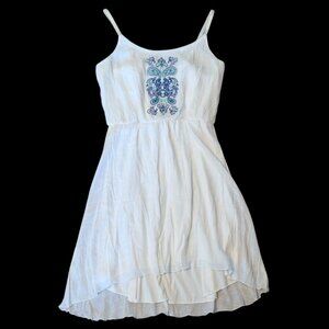 Maurices White Embroidered Boho Dress Size Medium High-Low Hem Paisley Floral